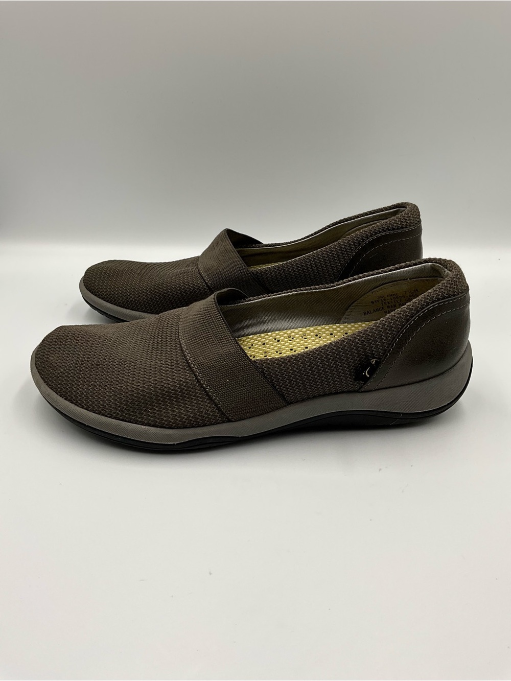 BareTraps Loafers Size 7.5 Brown Slip-On Shoe with Yellow Insole
